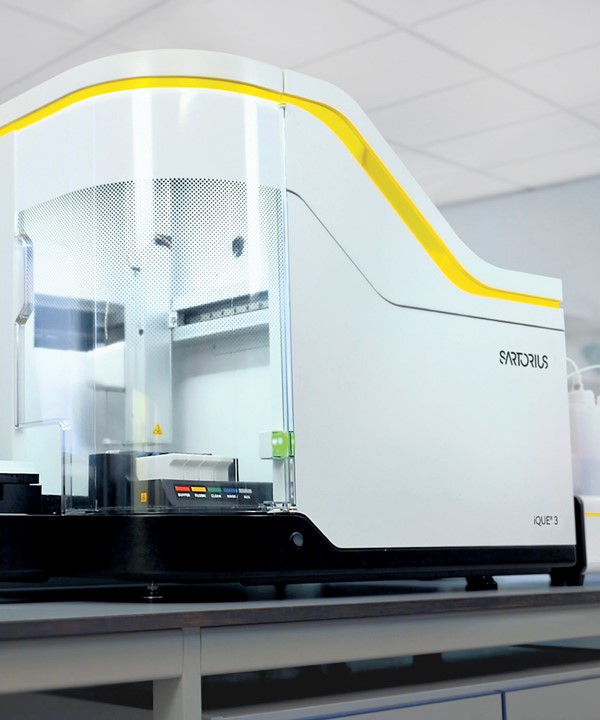 CellCelector Flex system for monitoring and selecting cells