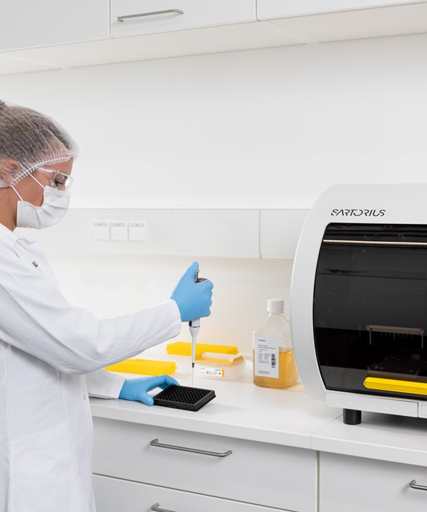 CellCelector Flex system for monitoring and selecting cells