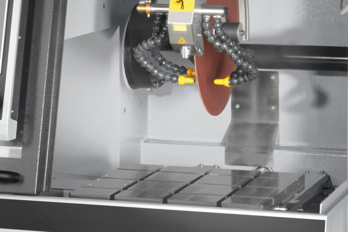 1800x1200px-qcut-400500600-bot-features-stainless-steel-machine-table Cut-off machine Qcut 500 A