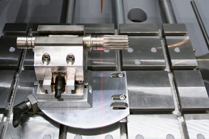 pic-qcut-400-500-600-bot-features-precision-cross-feed Cut-off machine Qcut 500 A