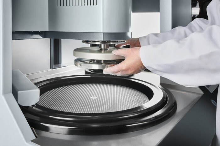 pic-saphir-xl-detail-person-probenhalterwechsel-rgb Grinding & Polishing Machine Qpol XL