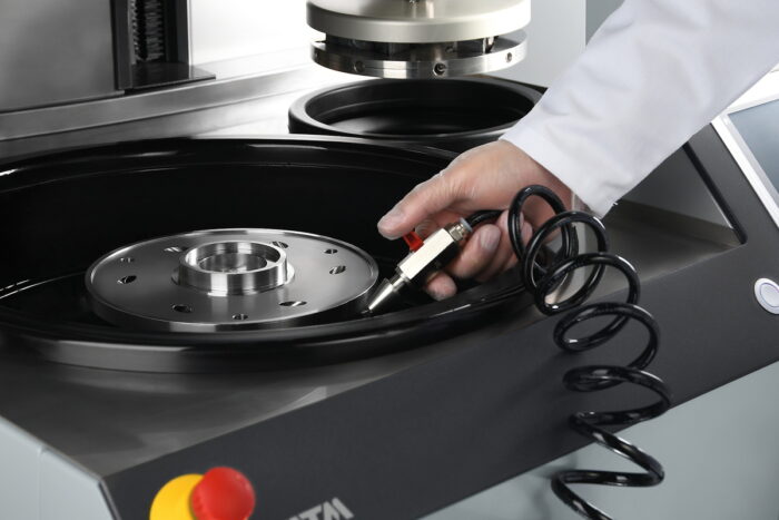 pic-saphir-xl-detail-person-reinigungsschlauch-rgb Grinding & Polishing Machine Qpol XL