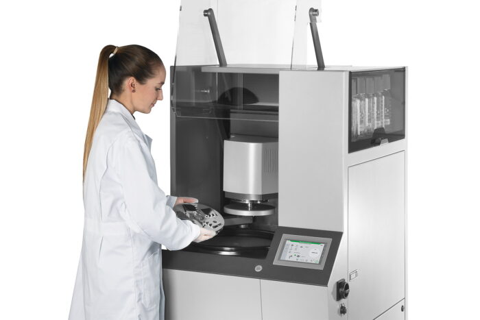 pic-saphir-xl-person-rgb Grinding & Polishing Machine Qpol XL