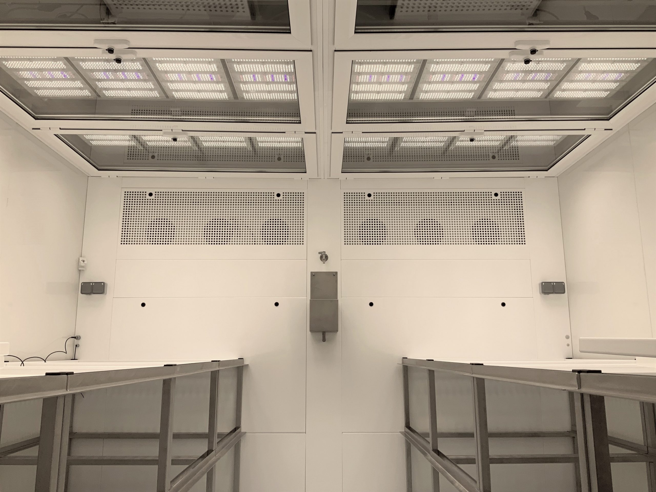 2-Aralab-single-tier-growth-room-Fitoclima-HP-scaled