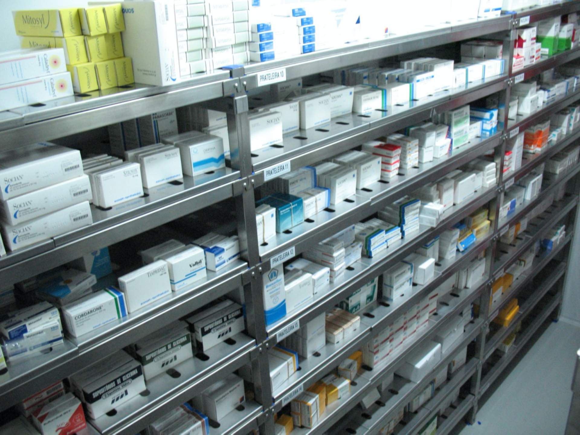 Aralab-Stability-Rooms-interior-stainless-steel-shelving